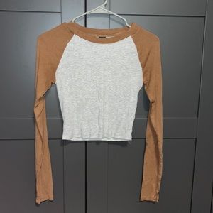 Long sleeve top! Selling it cause I’m cleaning out my closet